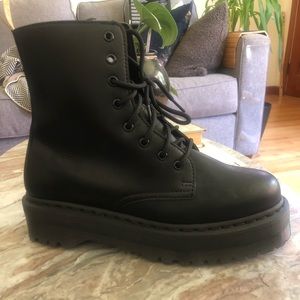 Dr. Marten’s VEGAN JADON II MONO PLATFORM BOOTS